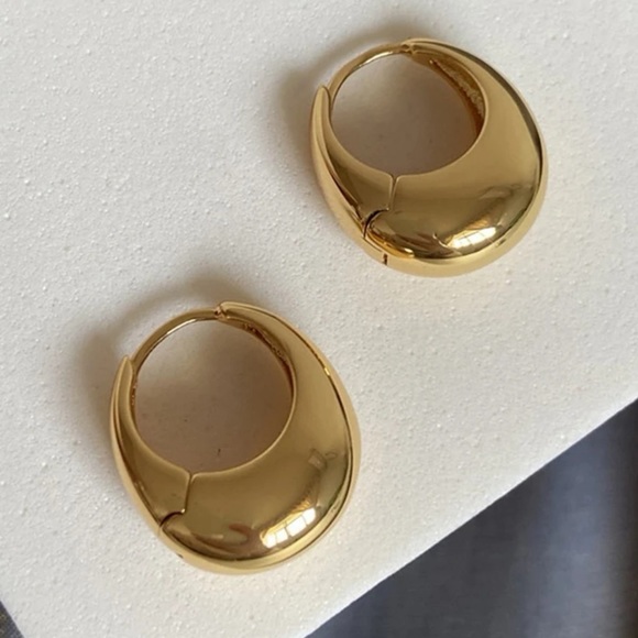 Anthropologie Jewelry - Cute gold chunky hoop earrings ✨